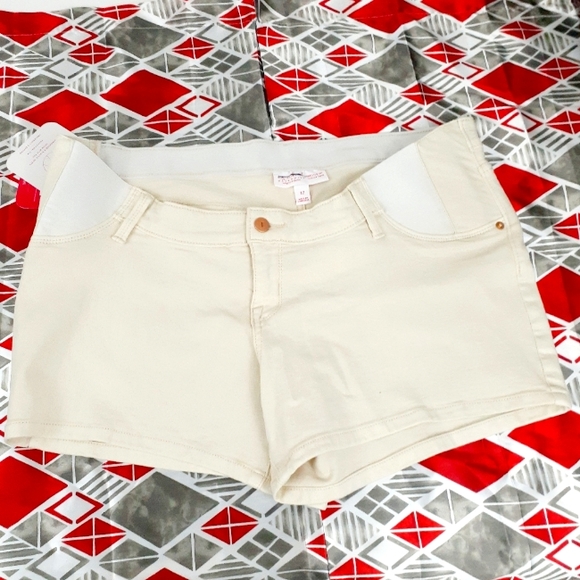 Ingrid & Isabel Pants - Isabel Maternity Midi Shorts With Expandable Side Panels Cream Sz 12/31